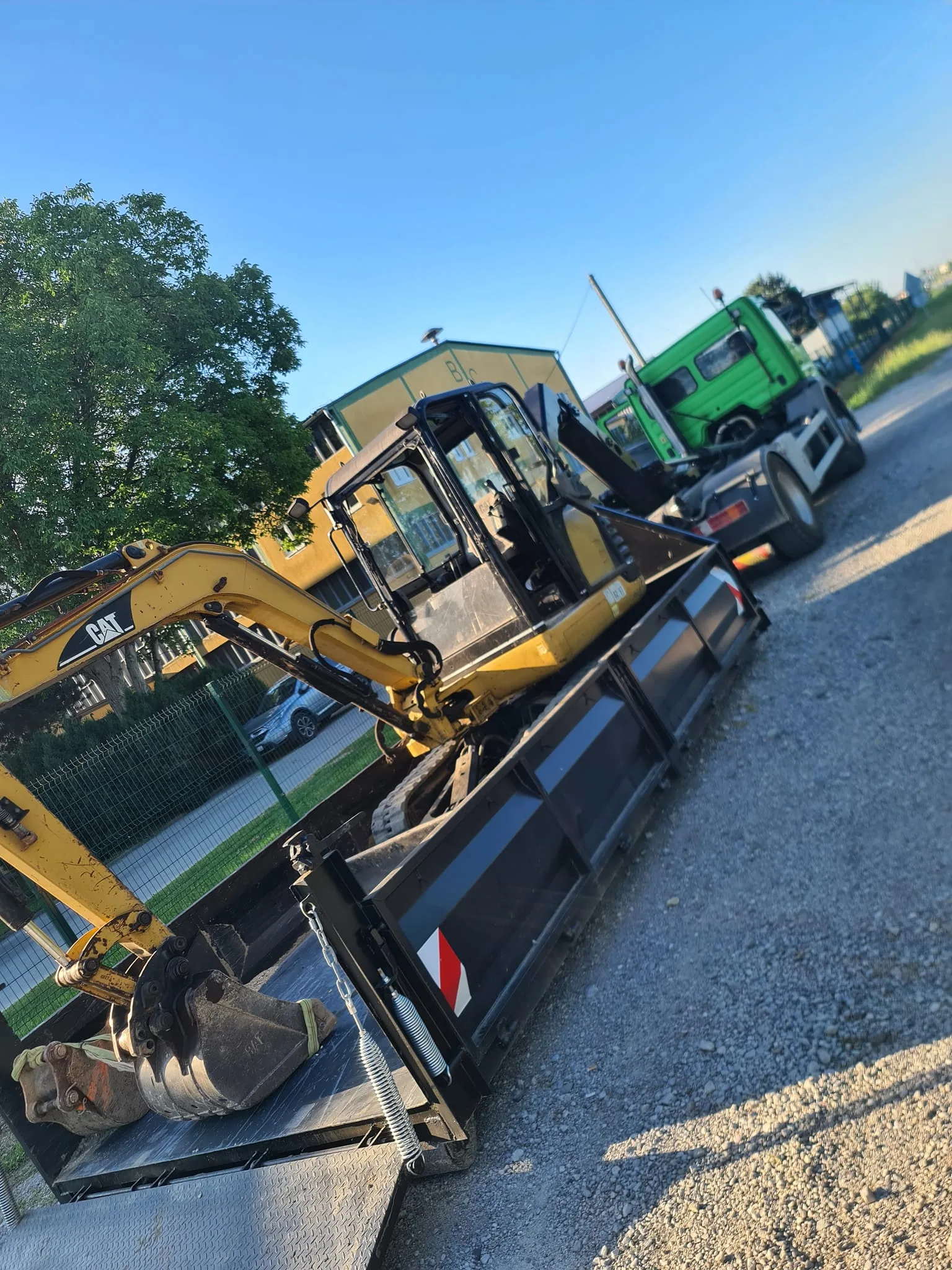 Bager na prikolici kamiona