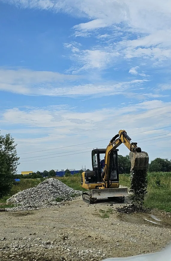 Bager iskipava kamenje