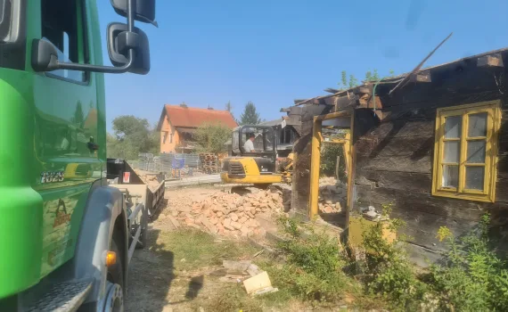 Provedba ruđenja stare građevine mini bagerom